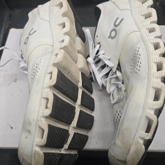 On Running Men's White Athletic Shoes - Picture 6 of 9